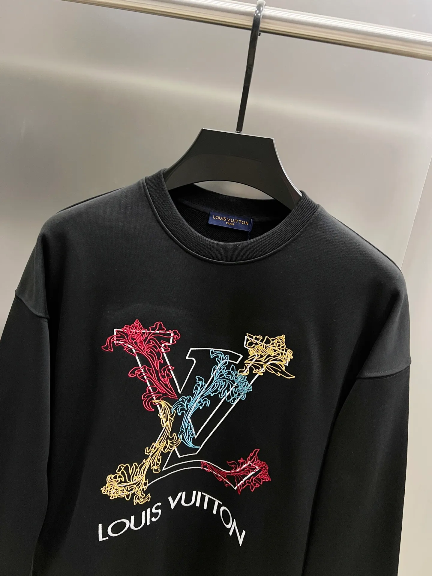🅿️290 1v Louis* 2025 autumn and winter new style, customized 430g double yarn fabric, round neck long-sleeved sweatshirt, classic three-dimensional embroidery design, high-end version! The same loose version for men and women S M L XL XXL five sizes color black white